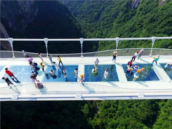 C玻璃橋、天門仙山、夯吾苗寨、鳳凰古城“神秘湘西之旅” 品質(zhì)純玩2晚3日游