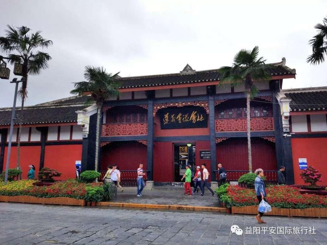 貴州黃果樹大瀑布、梵凈山、西江千戶苗寨、荔波大小七孔、鎮(zhèn)遠(yuǎn)古城遵義會議會址、息烽集中營汽車七日游