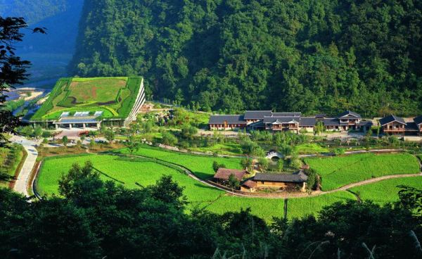 　　D4線：黃龍洞、袁家界、天子山、金鞭溪、夯吾苗寨、鳳凰古城“養(yǎng)心潤肺”之旅品質(zhì)純玩3晚4日游